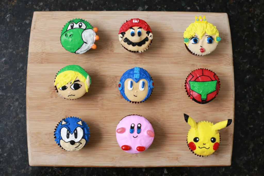 Cupcakes de personagens do jogo Super Mario Bros, como Yoshi, Mario e Peach. Além de Link do jogo elda, Mega Man, Sonic, Kirby e Pokémon Pikachu