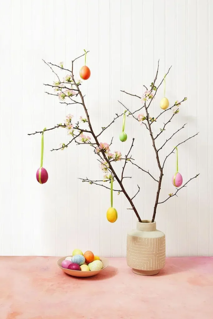 Árvore de Ovos de Páscoa como centro de mesa posta Páscoa simples - A Mãe da Festa