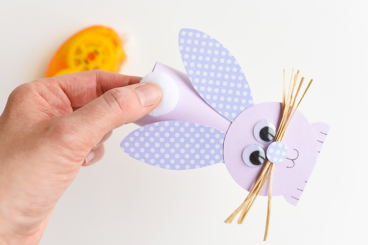 Colando pompom como rabo do coelho de rolo de papel higiênico - como fazer DIY | A Mãe da Festa